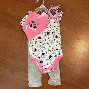 NWT girls 6-9m bib, bodysuit, leggings outfit